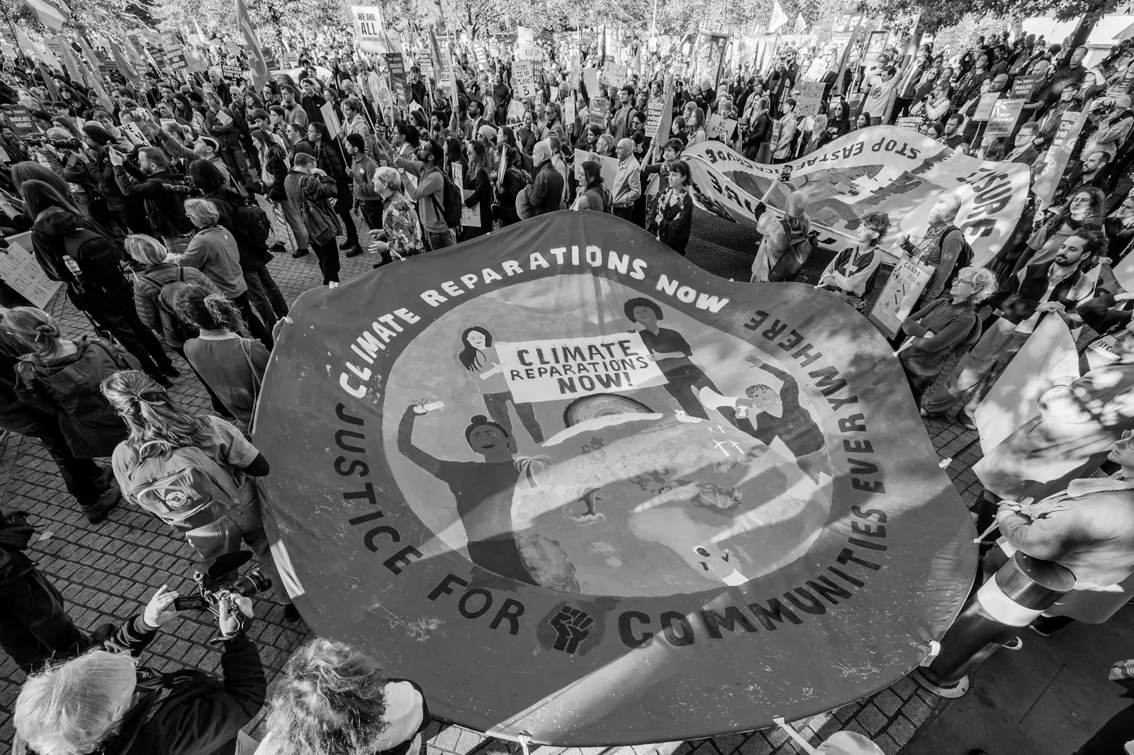 Climate Reparations Network lors de la manifestation « cette crise exige une action », Édimbourg, Écosse, novembre 2022. Photo reproduite avec autorisation de Climate Reparations Network, © Guy Bell.